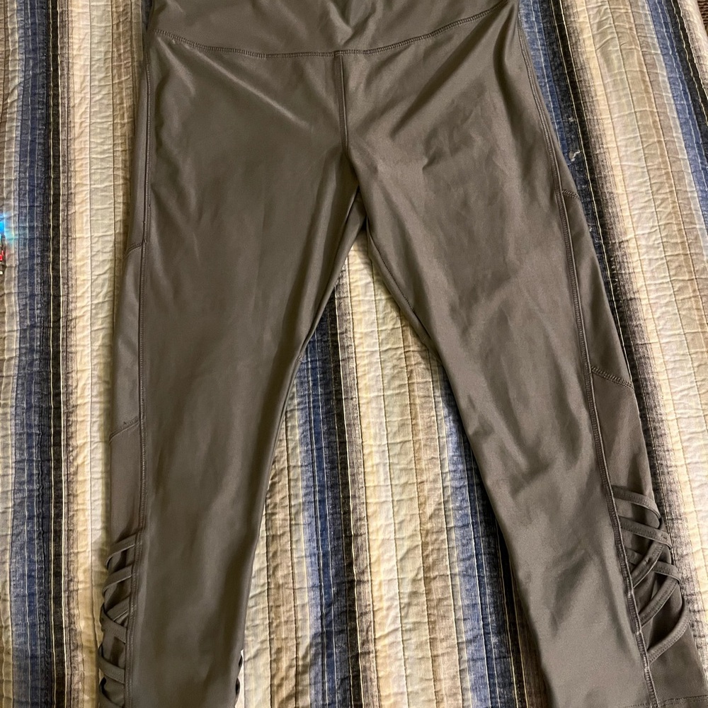 DYI Green High-Waisted Leggings with Ruched Ankle Detail